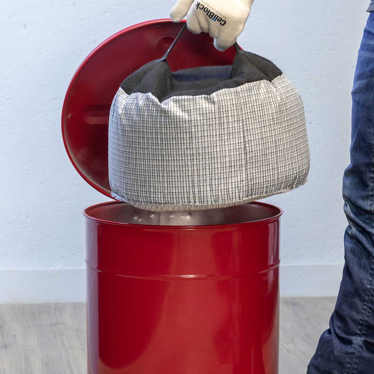 Drum plug for safe battery containment and shipping