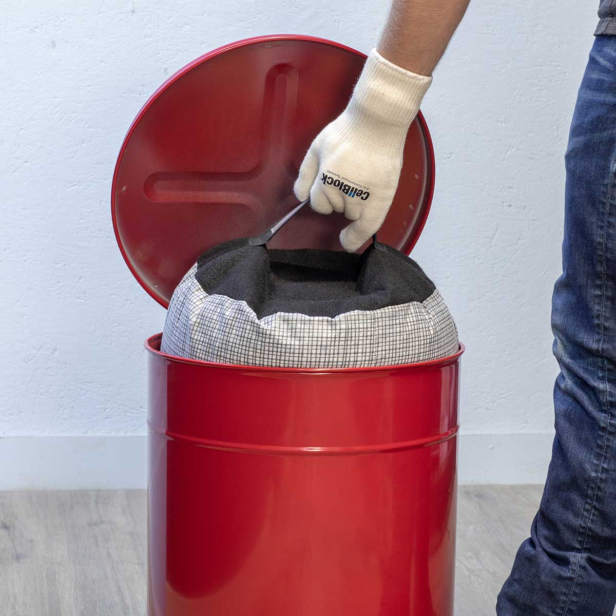 CellBlock pail with passive fire suppression drum plug