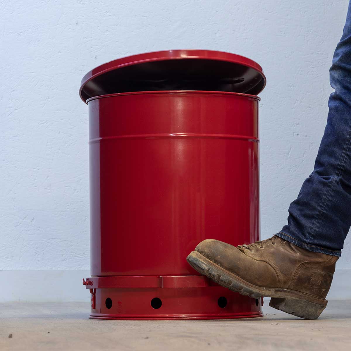 Battery containment pail with CellBlockEX Drum Plug